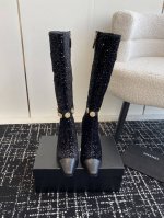 代购级 Chanel 香奈儿 24Ss 秋冬新品 方头细跟 高靴 适合一切脚型，显瘦百搭～经典版型搭配组合营造出了很强烈的高级感 上脚非常精致 俏皮 而且很显女