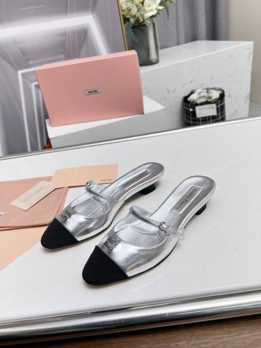 高品质出厂 Miu Miu 24春夏 尖头小猫跟单鞋包头T拖鞋凉鞋和低跟后空芭玛丽珍单鞋一眼看上miumiu这双高跟鞋，上脚果然更惊艳~镂空尖头、蝴蝶结，集性感