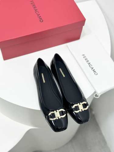 冲量价 24Ss Ferraga*O菲拉*慕新版gancini马蹄扣皱漆皮平底芭蕾舞鞋！ 菲拉*慕芭蕾舞鞋又出新款啦～今年大热的芭蕾风，时尚精人手一双 面料：进