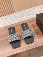 亚历山大王新款推荐新款拖鞋 谁能拒绝一双blingbling~的满钻拖鞋呢 Alexanderwang亚历山大王新款拖鞋最好穿的一双 软软的感觉加厚了 反正脚感