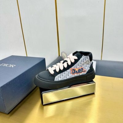 出厂价P390 b33高帮运动鞋 灰色和白色提花面料搭配哑光黑色丝绸头层牛皮 2025春季新品，重新诠释经典的网球鞋，时尚的廓形突显厚实感。采用灰色和白色提花面
