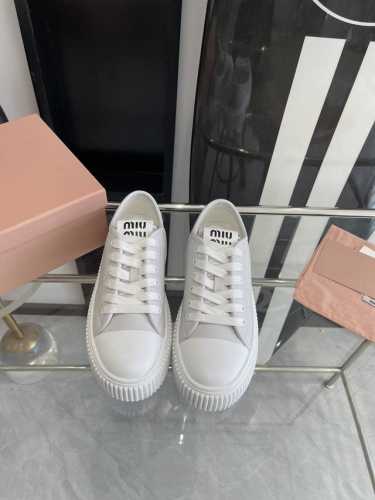 Miu Miu 缪缪24Ss 春夏新款 厚底做旧小白鞋 简约造型，超轻发泡鞋底，脚感妥妥满分 好看又百搭 码数：35-40 40定做