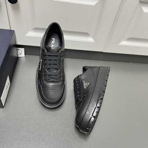 Prada2024秋冬最新款，官网同步，男士商务厚底休闲运动小白鞋 这款简约时尚国际范，上脚简直舒适到爆，体验婴儿般肌肤的感觉，P家这款运动鞋呈利落的设计和简约