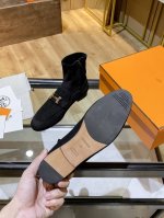 Hermes18秋冬新品短靴！专柜同步上新~顶级复刻！ Ins红人爆款！上脚时尚大牌！脚感舒适.鞋面采用进口羊猄皮，特定原版金属logo！内里高端绵羊皮！意大利