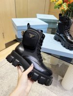 级顶sss重磅推出普拉达包包靴短靴系列 Prada春早t走台秀网红同款＂梦造不夜城＂，Prada能在要重场合上得用了上，清小新风带点气贵的感觉，上脚非常完美穿搭