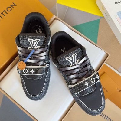 顶级版本：男款 LV TARINE路易威登 驴牌 L家 情侣款 休闲 运动鞋 滑板鞋原版购入开发 做货 本款 LV Trainer 运动鞋选用粒面牛皮革演绎复古