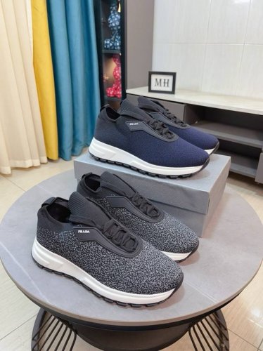 出厂价 高品质新款PRADA 普拉达 专柜同步上市， 新款男鞋、飞织鞋面进口真皮内里。高端气垫开模防滑橡胶大底，精美线条、简约大气，上脚舒服上挡次、休闲旅游。码
