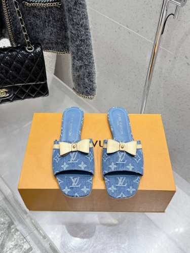 Louisvuitton 25 春夏新款 蝴蝶结跟矮跟凉拖鞋 很难不怀疑是不是借鉴了唐朝的唐三彩作为基础，创新成Lv经典标志Logo，采用彩色以及鞋面的大面积底