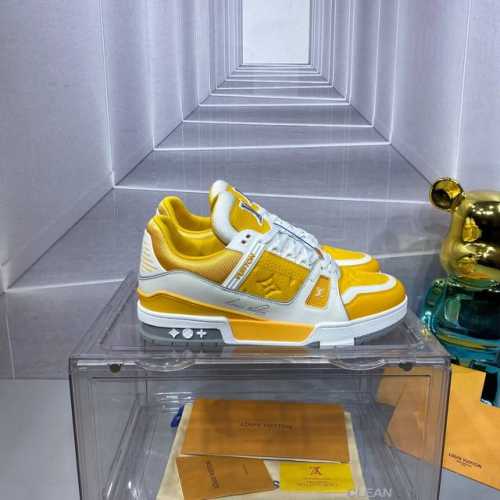 2024 路易威登走秀滑板鞋爆款， LOUIS VUITTON Trainer无疑是奢侈品牌推出的最成功的Sneaker之一，不过探索的脚步并不会停，LOUIS