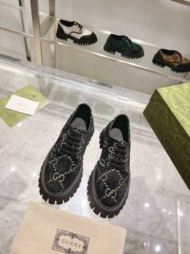 Gucci 古奇春季 男女 同款系带鞋！ 这双休闲系带鞋采用 古奇奥guccio Gucci 字母组合图案的超大版型。凸纹鞋底和撞色饰边增添现代元素，将品牌传统