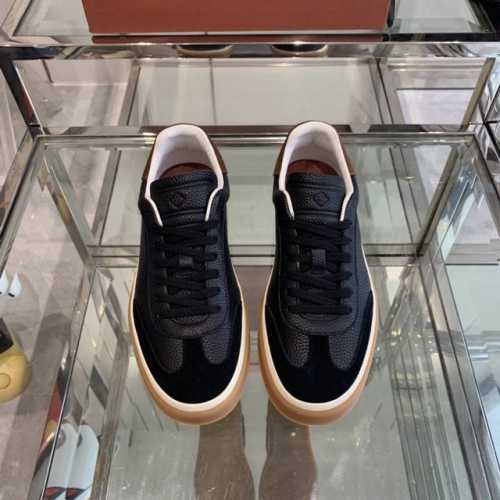 Loro Piana 诺悠翩雅 24Ss 新款lp情侣款德训鞋 休闲板鞋 这款新款绒面革网球鞋采用超低帮设计，适合全年穿着。包边鞋底营造轻松迷人的色彩组合，将功