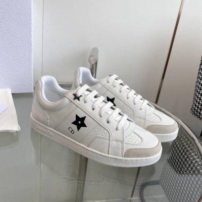 Dio*迪奥star系列五角星运动鞋小白鞋 顶级品质 这款 Dior Star 运动鞋延续经久不衰的轮廓，是新款经典单品。点缀以cd标志logo，搭配五角星标志