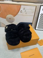 顶级版本lv 新色羊毛拖鞋頂级品质纯皮毛一体羔羊毛打造！米超温暖的感觉，穿上仿佛踩在云朵上经典老花装饰，精致高级！让这双毛拖身价陡增！鞋底是原版开模的防滑橡胶大