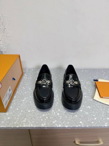 Louis Vuitto 路易威登 经典新款 Skate运动休闲厚底鞋 你的穿搭今日分享 Louis Vuitton 老花厚底乐福鞋Archlight 运动鞋出
