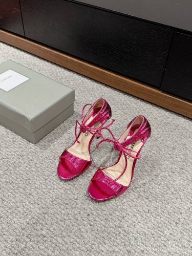 顶级品质 Tom Ford Ss24 New Arrival～ 2024春夏新品｜罗马高跟凉拖鞋 Tom Ford 是一个奢华 时尚摩登品牌！ 设计风格大胆，奢