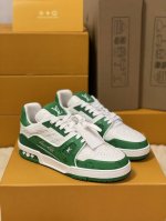 顶级版本 情侣款上线LVTrainer运动鞋款号LD 0727出自VirgilAbloh之手，展现复古篮球鞋的灵感启发。Monogram皮革拼接MiniMono