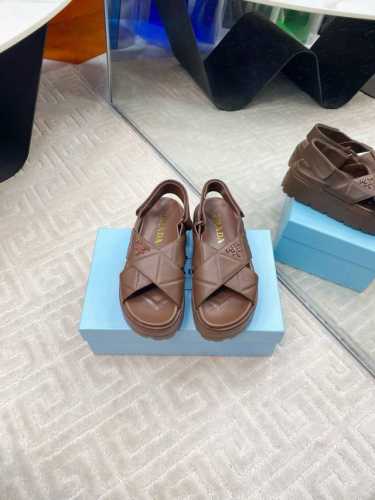 出厂360 Prada 普拉达2025春夏新款凉鞋 罗马厚底魔术贴凉鞋 拖鞋 最新走秀款，经典升级 舒适度与时髦度并存 每个颜色搭配都好看，设计搭配不同风格需求