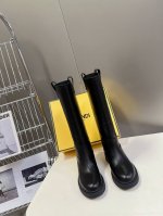 顶级版本fendi 芬迪秋冬走秀主推系列 当季新品秀款靴子 简约的设计 极具辨识度logo小细节老花点缀 高级感满满的，鞋面进口牛皮跟ff拼接 高端大气上档次且