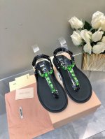 MiuMiu*缪缪 25春夏大热走秀款 走秀款出现在各大时装杂志封面 各路明星、小红书博主着用～全新复古上脚尤为惊艳到你的一款闭眼入都是不会后悔 搭配还是可咸可