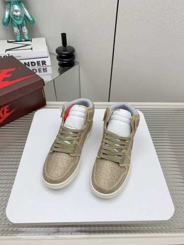 出厂 高版本 Air Jordan 1 Mid不掉钻的钻鞋，耐克乔一钻石鞋让鞋迷大开眼界，各种意想不到的设计创意，钻石配色方案给大家带来了很多惊喜，隐匿于鞋帮处