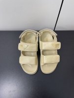 prada 24Ss新款沙滩鞋 搭配三角扣 Logo 的设计和简约的线条 很有格调 简单纯粹得色调 原版开模 舒适炸街 黑色面料选用 小羊皮材质 Logo 双层