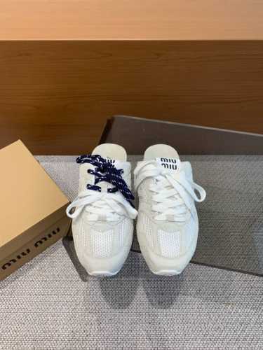 Miu Miu x New Balance 联名系列情侣运动鞋 各大品牌都热衷于跨界联名 缪缪这次联名诚意满满非常有亮点 鞋面高丝光拼接 做旧毛边设计 复古又叛