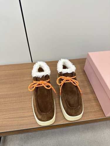Miu Miu缪缪厚底毛毛休闲鞋雪地靴 裸靴 Miumiu新款德比方头羊毛款高帮鞋 把那种复古风演绎得淋漓尽致 还有种做旧金属摇滚风.鞋型服帖而且舒服，搭配就不