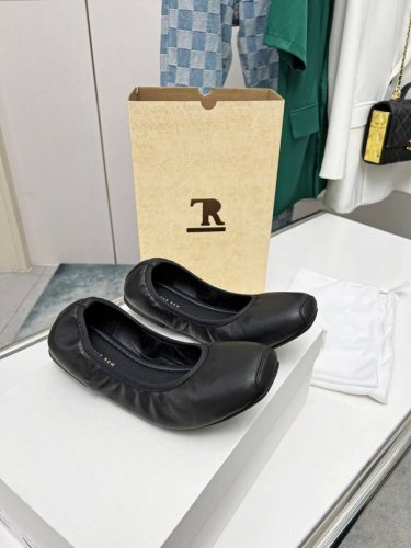 高品质出厂 ！小众潮牌The Row “Canal” 平底芭蕾舞鞋第一眼看到这个鞋子就爱上了，带点复古味随意搭配都好看！各大网红博主都在穿它，整个鞋子非常柔软，