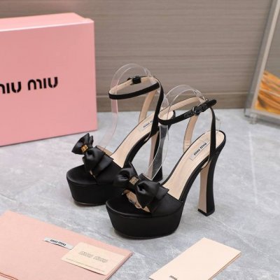 冲量价: Miu Miu Ss最新走秀时装真丝蝴蝶花高跟鞋 原版购入、细节对照原版！顶级品质！ 精确到1：1 轻奢而不累脚、上脚可随意搭配春夏的服饰、更加彰显质