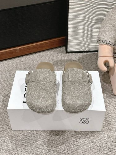 顶级品质 Loewe ss25 new arrival～罗意威2025春夏新品｜勃肯半拖可爱有趣的圆形鞋头搭配大方扣饰，整体设计简约大方个性，时髦精夏日穿搭必备