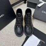 代购级 Chanel 24Ss 早秋 专柜新款马丁靴 天花板顶级品质 这款靴子真的是小个子福星，厚底5Cma 更精致一点 菱格鞋面 鞋头的暗花logo还有后跟的