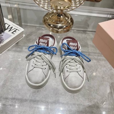 出厂340Miu Miu 2024秋冬新款的休闲运动小白鞋和半拖，真的美炸啦！全新鞋带，清新甜美_ 运动小白鞋，简约而不简单。经典的白色，超级百搭，无论是搭配牛