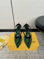 Fendi 芬迪24Ss 春夏新款 后空一字带 高跟凉鞋 经典婉约流线型colibrì 露跟鞋，清爽复古配色！鞋身采用包裹足部的纤细弹性带。仿旧丹宁复古风牛仔蓝