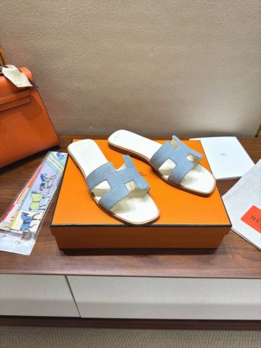 Hermes 爱马仕H拖平纹系列！上脚颜值超高！原版鞋1:1制作，顶级版本，上脚非常舒服大方，大牌名明最爱的奢侈品高档华丽的完美结合一体,为你展现出高贵不凡的人