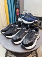出厂价 Boss 以经典的设计成为永不落幕的时尚宠儿，经典的休闲造型 鞋面采用顶级反绒皮搭配防水布 品牌logo点缀 彰显品牌魅力；头层真皮里品牌专用大底，耐磨
