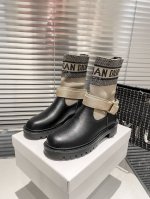 出厂： 迪奥新款短靴、长款、短款都有、最近非常火的一款产品、材料升级非常好看又有质感、质量看得见摸得着、绝对可以可以上脚舒服又百搭、绝对是女神们的福利、爱了爱了