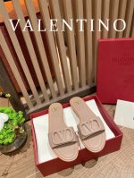 橙子出厂价P Valentino 华伦天奴 春夏新款 金属V扣一字拖 平底拖鞋 外穿凉拖 新一季的华伦凉单鞋也太好看了 特别有质感的五金衬托出满满的高级感！ 上