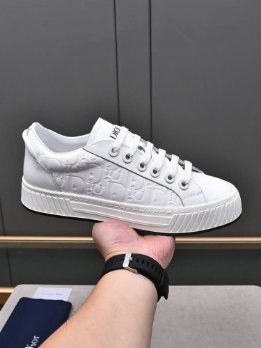 Dior 延续 Di*r的经典款式。采用小牛皮压花舒适羊里，整体设计相得益彰。时尚百搭，可为各式造型增光添彩。塑造独具动感活力与摩登气息的精致设计，这款全新必备