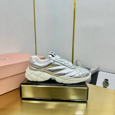 出厂价 Miumiu X New Balance 574联名款nb运动鞋 大秀上爆出的这双与new Balance 新百伦574联名款运动 球鞋 后全球各大代购