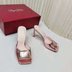 顶级版本 出厂价 Roger Vivier~24新款rv初夏新色方扣tromette金属 扣喇叭跟融入70年代时尚元素，以微喇的曲线演绎经典 风格。线条柔美，淑