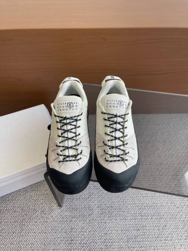 男40 MM6 Maison Margiela&Salomon联名款 休闲运动厚底登山德比鞋 情侣款以两种新颖配色呈现 搭配Salomon专为山地运动所创的3D