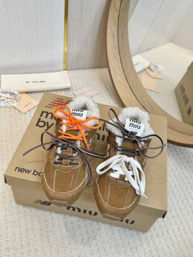 冲量价: 超火爆 超绝 缪缪miumiu+New Balance新百伦联名款 2024新款 阿甘鞋 德训鞋 复古时尚 简约高级 随意搭配 上脚非常轻便舒适，鞋面