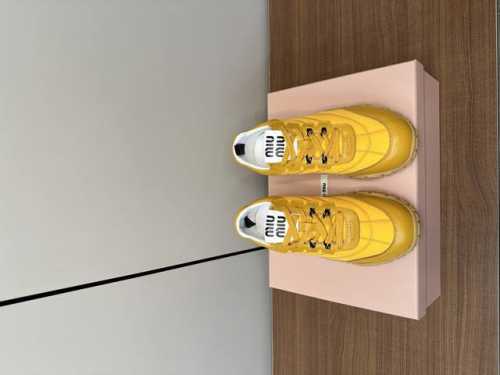 Miu Miu 25ss 春夏新款走秀MiuMiu 德训 休闲鞋 秀场工艺来自Miu Miu系列的细节特写 新季的潮流要素与此刻挚爱的概念，多元对撞，传达现代风