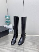 出厂 高版本 经典之作 *香奈儿秋冬手工坊系列 链条装饰骑士靴新品 帅气靴型 搭配链条和双c大logo装饰 极高辨识度 靴筒设计思路有别与传统骑士靴的硬挺 此款