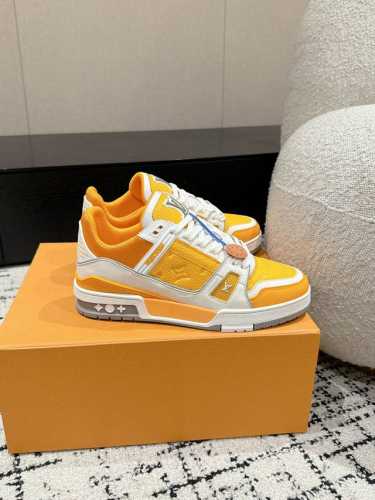 顶级版本 情侣款LV 路易威登L家 Trainer 24 新款 休闲 运动鞋 滑板鞋 LV Trainer 运动鞋的灵感源自复古篮球鞋，代表 Virgil Ab