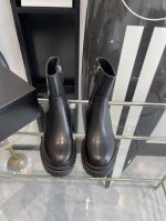 Prada 普拉达24Ss秋冬走秀款靴子 太古汇原版购入爆拆复刻 鞋子上脚很轻便，走路舒适度都很赞 运用三角标设计风格值得拥有 鞋型韵味超赞，非常有特色的设计感