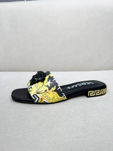 出厂价：真皮大底 米 橡胶大底 米码数：35-44范思哲新款平跟拖鞋，低跟，告别单调，告别粗燥，美丽与舒适兼得，时尚与潮流并进，让人一见钟情。材质：鞋面牛皮 专