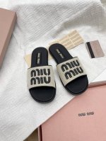 370代购级Miu Miu2025早春新款平底编织字母平底拖 zp开发 原版拆卸 对版缪缪字母秒杀市面版本 Miu真的太少女啦！超级软糯 喜欢可以冲了！ 鞋面：