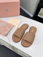 高品质出厂 Miumiu 2024SS新款平底微标拖鞋简约大气时髦，耐看不过时.是时尚圈永不退潮的经典所在，复古的英伦风格，让你穿出不一样的气质！ 面料：牛皮