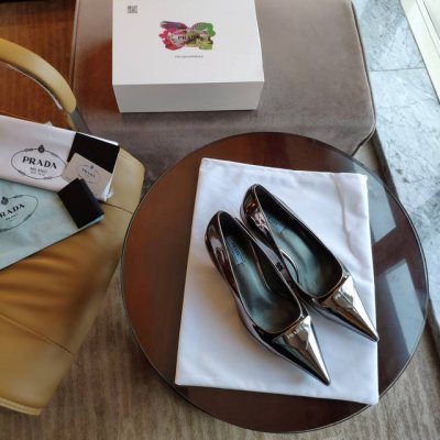 顶级包装配套最高版本 PRADA 普拉达春夏新品， 顶级版本 实力来袭！猫跟四季小单鞋。 当红巨星金晨同款凉鞋，时髦百搭nice单品，意大利专柜代购原版鞋开发，